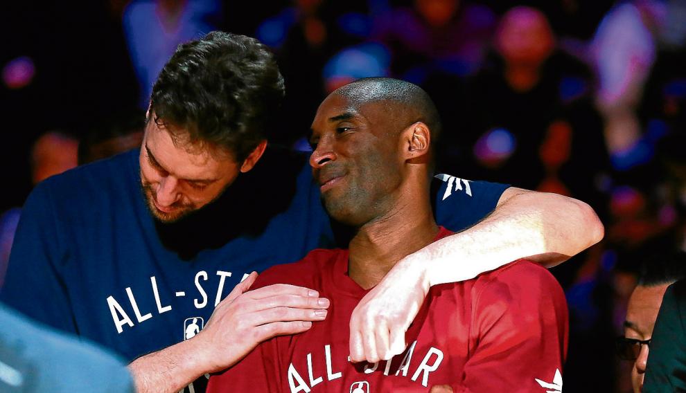 Pau Gasol Abrazando Cari Osamente A Kobe Bryant En El Homenaje Que Se