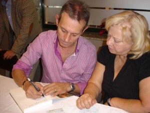 Anglada firma un autógrafo a una vecina.