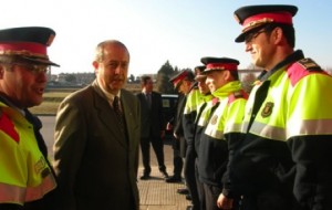 Felip Puig junto a un grupo de Mossos.