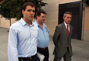 Daniel Ordóñez, en primer término, camino junto al líder de PxC, Josep Anglada (d).