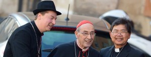 El falso obispo Ralph Napierski, en la foto a la izquierda, saluda al cardenal Sergio Sebiastiana en el Vaticano 