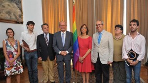 El alcalde de Málaga, Francisco de la Torre (cuarto por la izquierda), posa junto a una bandera del movimiento gay.