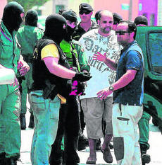 Agentes de la Guardia Civil durante la detención del presunto terrorista en La Línea, el 17 de agosto de 2011.