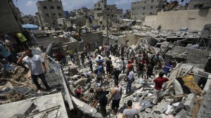 Unos palestinos inspeccionan una casa. 