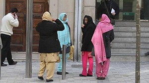 Mujeres pakistanís ante los juzgados durante el juicio a unos padres que retenían a su hija