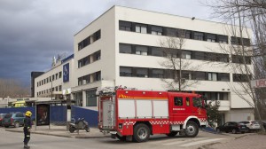 Una dotación del cuerpo de bomberos ante el Hospital Recoletas de Cuenca, que fue desalojado.