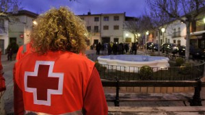 Un voluntario de Cruz Roja en la plaza del Ayuntamiento de Ossa de Montiel.