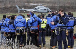 Polícias frances y gendarmen alpinos se preparan para iniciar los trabajos de rescate