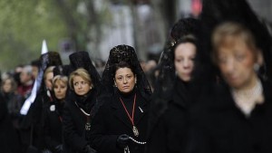 Mujeres, con la tradicional matilla negra, participan en una procesión. 