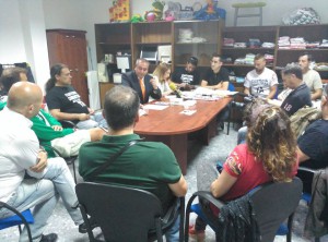 Armando Robles, durant una reunión el pasado lunes con padres y madres pro-custodia compartida
