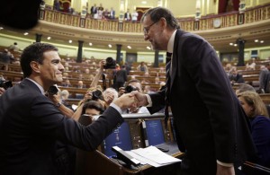 Pedro Sánchez y Rajoy se saludan en el Congreso.