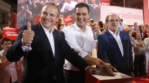 El secretario general del PSOE, Pedro Sánchez, Ángel Gabilondo y Antonio Miguel Carmona durante la campaña para las elecciones autonómicas y municipales.