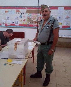 Un legionario acude a votar mostrando su desacuerdo al independentismo