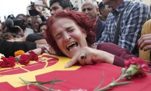 Una mujer se derumba en los funerales celebrados tras los atentados