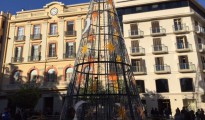 Una muy visible media luna acompaña al árbol navideño instalado en la plaza Constitución.