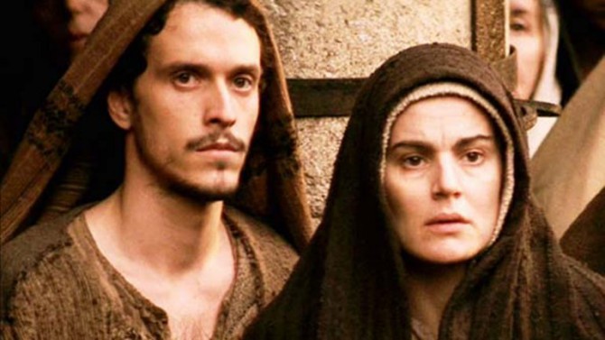 María, junto a uno de los discípulos de Jesús (escena del film La Pasión, de Mel Gibson).