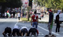 Varios musulmanes rezan en pleno centro de Bruselas