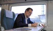 El presidente en funciones del Gobierno, Mariano Rajoy, tomando notas en el tren en el que viaja hacia Zamora, donde participa en un acto del Partido Popular.