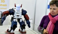 Una mujer mira un robot construido con una impresora 3D durante la Global Robot Expo, este viernes 29 de enero en Madrid