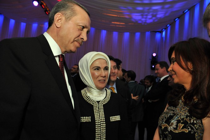 Emine Erdogan junto a su esposo y la ex presidenta argentina