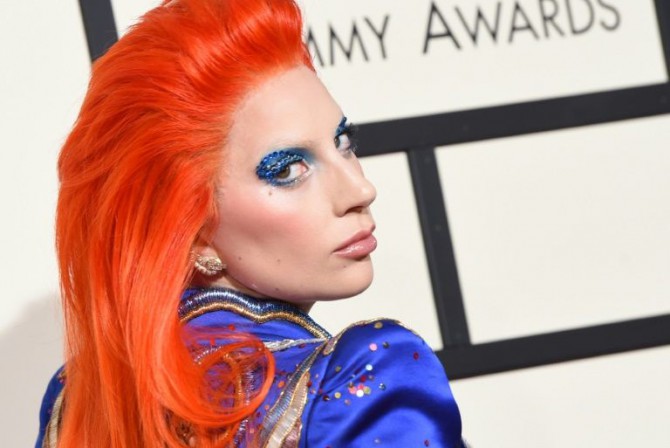 La cantante Lady Gaga llega a la alfombra roja durante la 58º edición de los premios Grammy, el 15 de febrero de 2016 en Los Ángeles