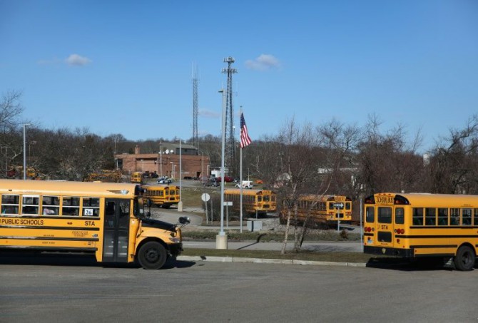 Autobuses escolares en Groton, Connecticut el 26 de febrero de 2016