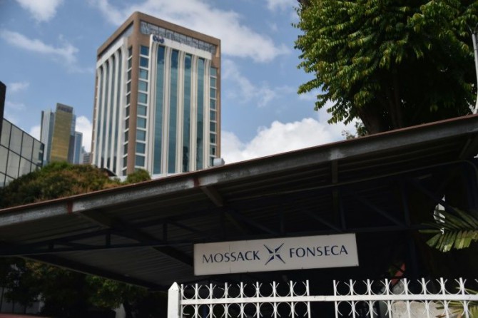 El cartel de bufete de abogados panameño Mossack-Fonseca en el edificio de la sede de la firma, en la ciudad de Panamá, el 4 de abril de 2016