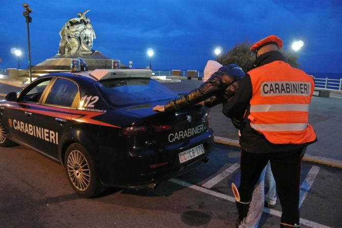 Fotografía de la policía italiana durante un operativo. 