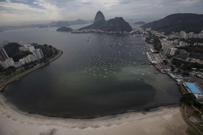 Vista del cerro de Pan de Azúcar (c) junto a una mancha de desagüe en la ensenada de Botafogo, en la Bahía de Guanabara, donde se llevarán a cabo las pruebas de Vela de los Juegos Olímpicos Río 2016.