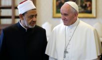 Francisco (dcha) habla con el gran imán egipcio Ahmed Mohamed Al-Tayeb, de la mezquita Al Azhar de El Cairo, durante la audiencia privada que mantuvieron ayer en el Vaticano.