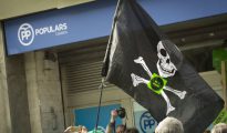 Una bandera pirata frente a la sede del PP en Barcelona.