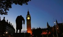 La icónica estatua de Churchill en Westminster con el Big Ben al fondo.