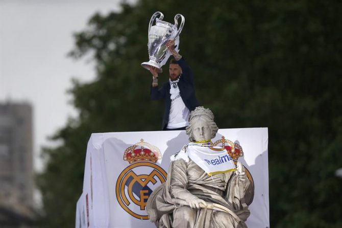 El capitán del Real Madrid, Sergio Ramos, con el trofeo de la Copa de Europa.