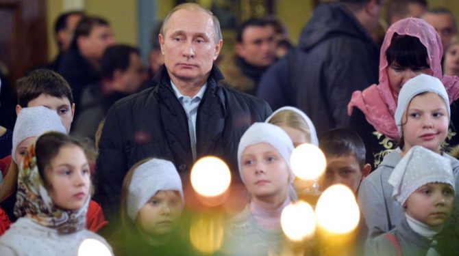 Putin en la misa del gallo celebrada en la iglesia en la que fueron bautizados sus padres.