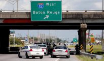 Un grupo de policías de Baton Rouge custodia el lugar donde se produjo el mortal tiroteo.