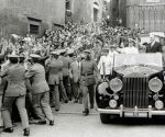 Francisco Franco, aclamado en las calles de Barcelona.