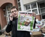 Tras la matanza en la redacción de 'Charlie Hebdo', muy pocos medios reprodujeron las viñetas de Mahoma. Arriba, Stéphane Charbonnier, director y editor de 'Charlie Hebdo' -que fue asesinado el 7 de enero de 2015, junto con varios de sus colegas-, ante la antigua sede del magacín, justo después de que fuera atacada en noviembre de 2011.