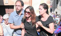 Raquel Sanz oculta tras las gafas su dolor