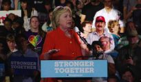 El padre del terrorista de Orlando, con gorra de color rojo, en un mitin de Clinton.