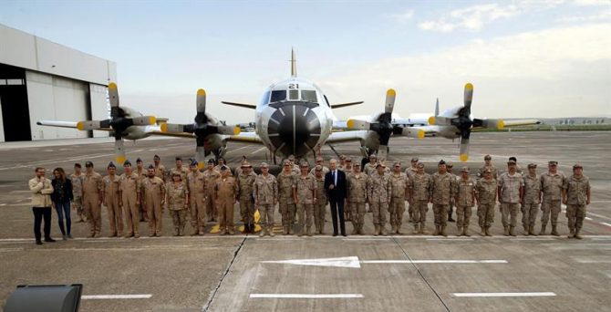 El ministro de Defensa, Pedro Morenés (c), durante una visita a las tropas españolas desplegadas en Sicilia, posa con parte de los efectivos españoles delante de un avión de vigilancia marítima. 