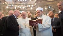 El Papa francisco visitó el 29 de noviembre de 2014 la mezquita azul de Estambul y allí el Gran Muftí de Estambul, Rahmi Yaran, le leyó fragmentos del Corán