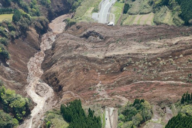 Vista aérea de un deslave de tierra luego de un temblor registrado en Minami-Aso, Kumamoto, Japón, el 16 de abril de 2016