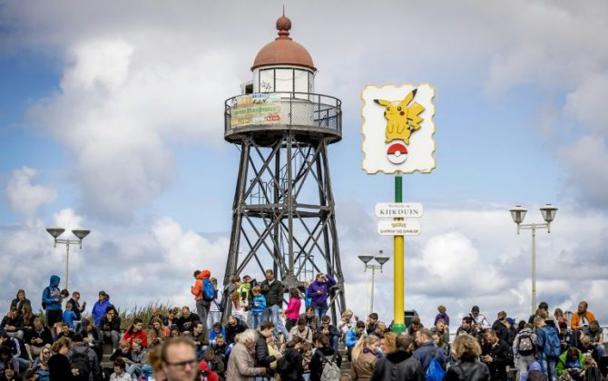 Jugadores de Pokémon Go en la playa de Kijduin el 10 de agosto de 2016 en Holanda