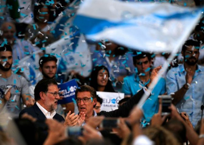 El candidato del PP a la reelección al frente de la Xunta de Galicia, Alberto Núñez Feijóo, junto al líder del PP y jefe del Gobierno en funciones, Mariano Rajoy (izq), el 10 de septiembre de 2016 en Pontevedra