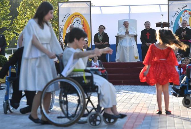 El papa Francisco mira un espectáculo durante la reunión con trabajadores de la Iglesia de la Caridad en el Centro de los Padres Camilos en la periferia de Tiflis, en Georgia, hoy 1 de octubre de 2016. 