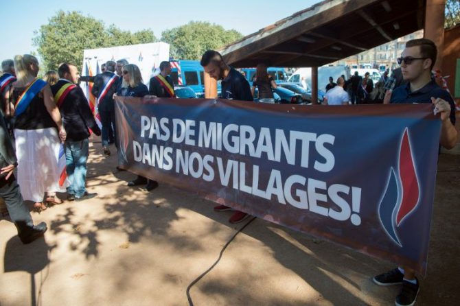 Simpatizantes del Frente Nacional se manifiestan en Pierrefeu-du-Var (Francia), el 10 de octubre de 2016