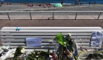 Flores sobre un banco del paseo de los Ingleses, en Niza, donde el pasado julio un atentado terrorista causó 86 muertos