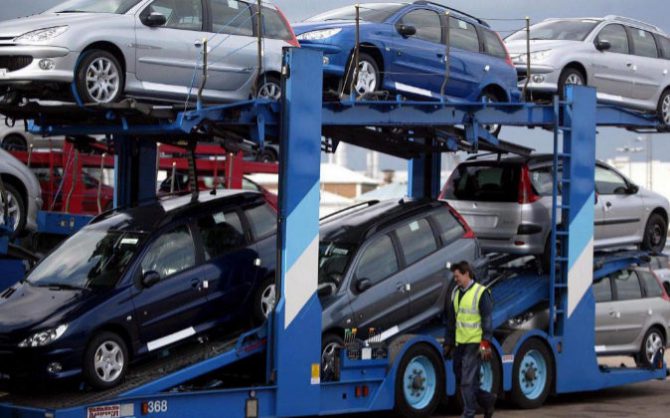 Fotografía de archivo de varios coches nuevos que están a punto de salir de la factoría de Peugeot.