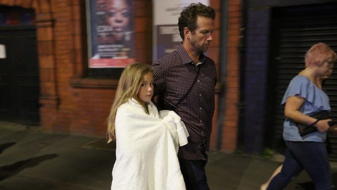 Un padre acompaña a su hija luego de las explosiones en el recital de Ariana Grande en Manchester 