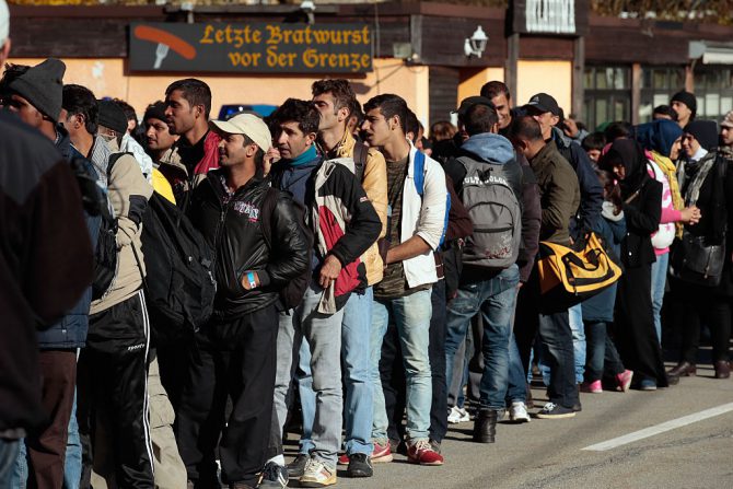 Un grupo de los cerca de dos millones de migrantes procedentes de África, Asia y Oriente Medio que Angela Merkel ha permitido entrar en Alemania, llegando al país desde Austria, el 28 de octubre de 2015. (Foto: Johannes Simon/Getty Images)